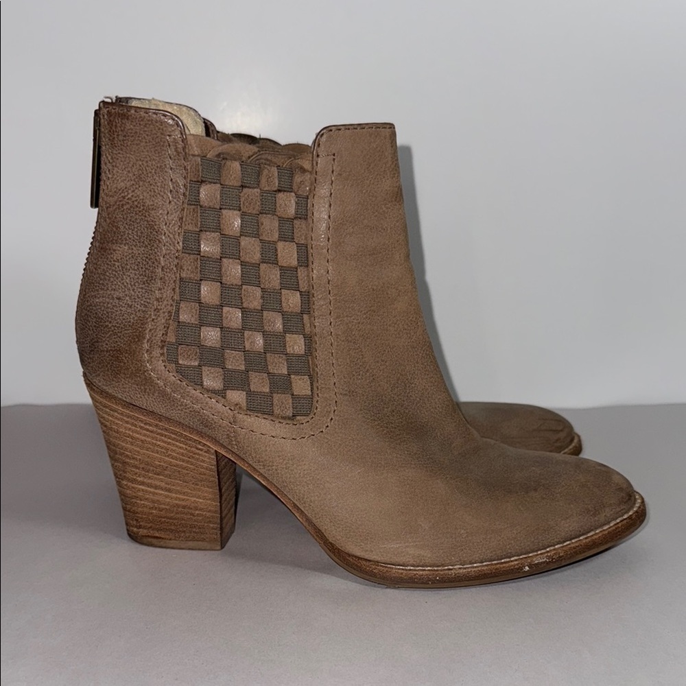 Aquatalia Frannie Woven Ankle Booties Boots size 8.